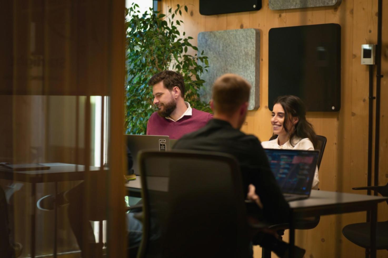 Empresarios discutiendo estrategias de colaboración